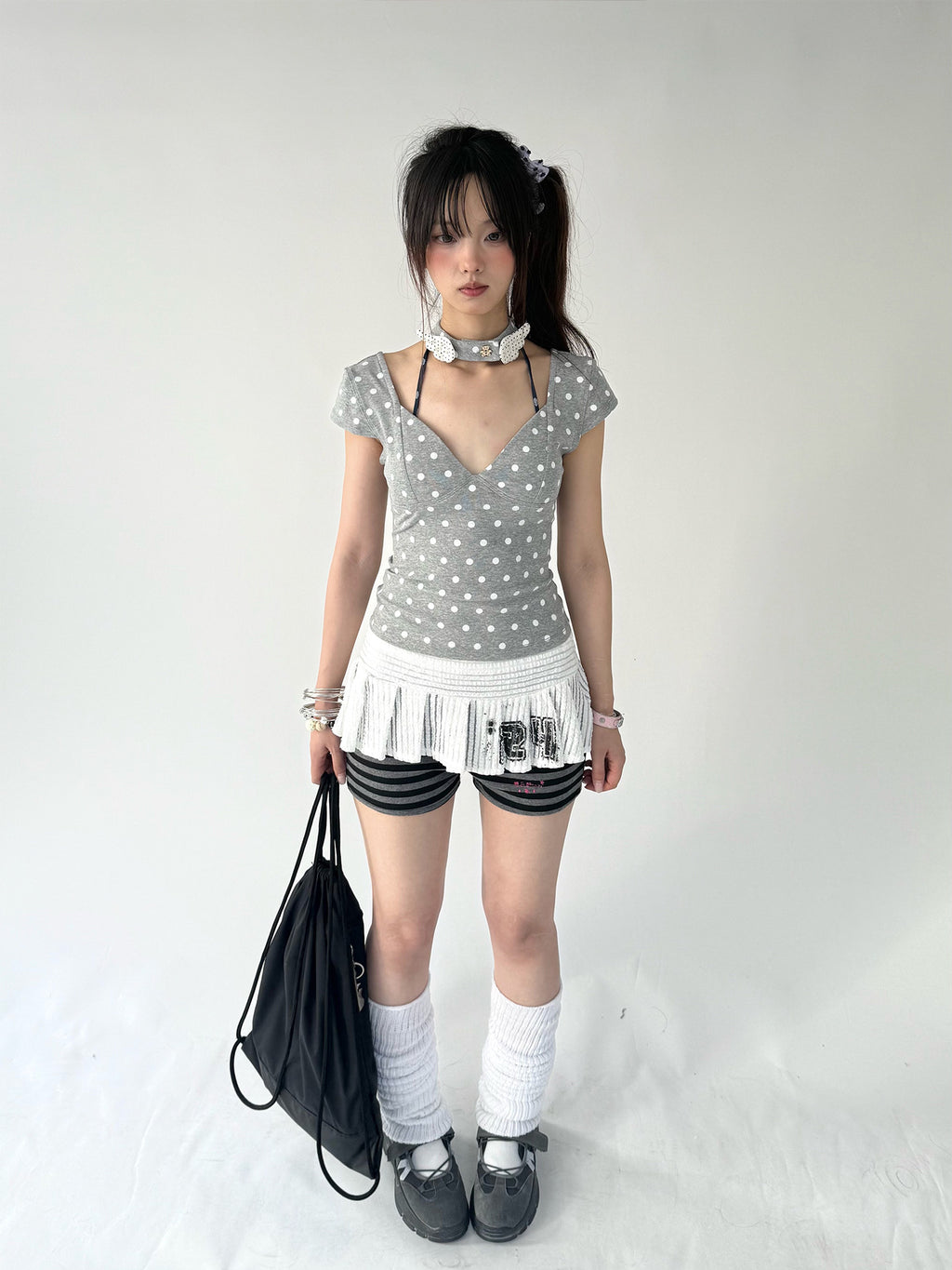 A short-sleeved T-shirt paired with a choker.
