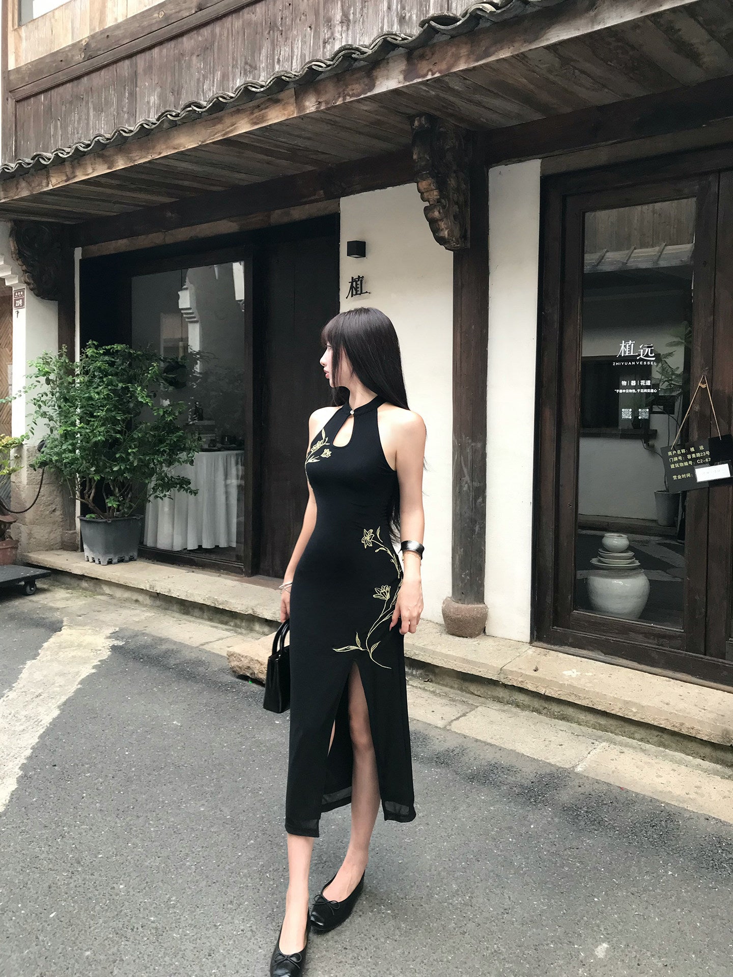 Sleeveless slim-fit slit bodycon dress