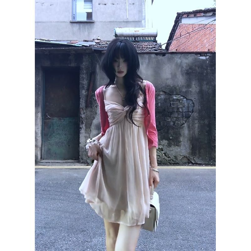 핑크색 투피스 슬립 드레스 및 가디건 세트