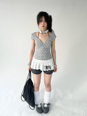 A short-sleeved T-shirt paired with a choker.