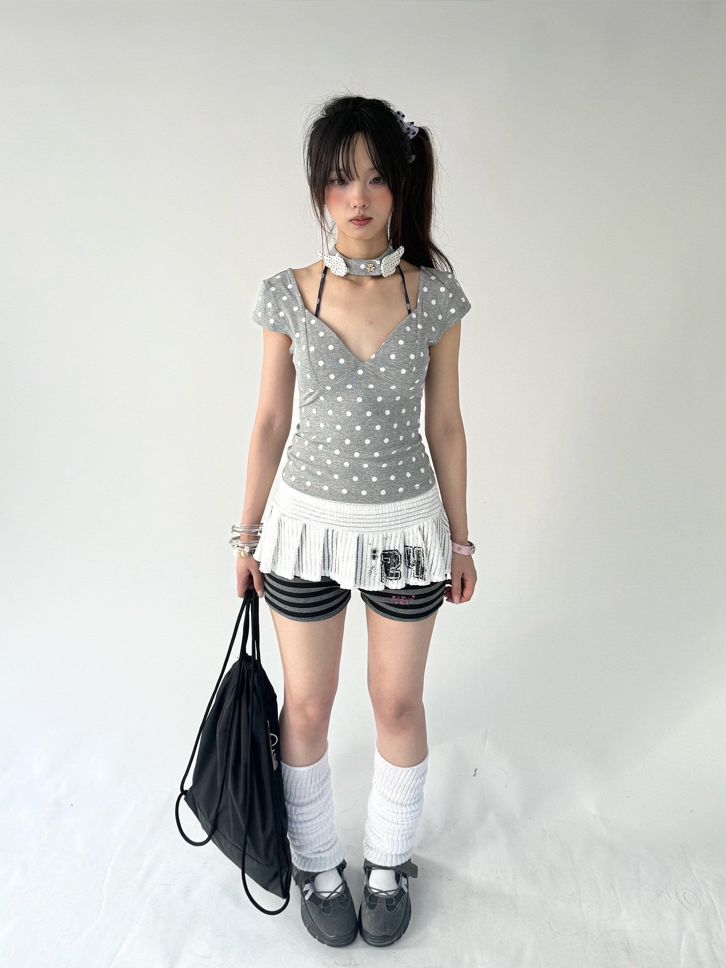 A short-sleeved T-shirt paired with a choker.
