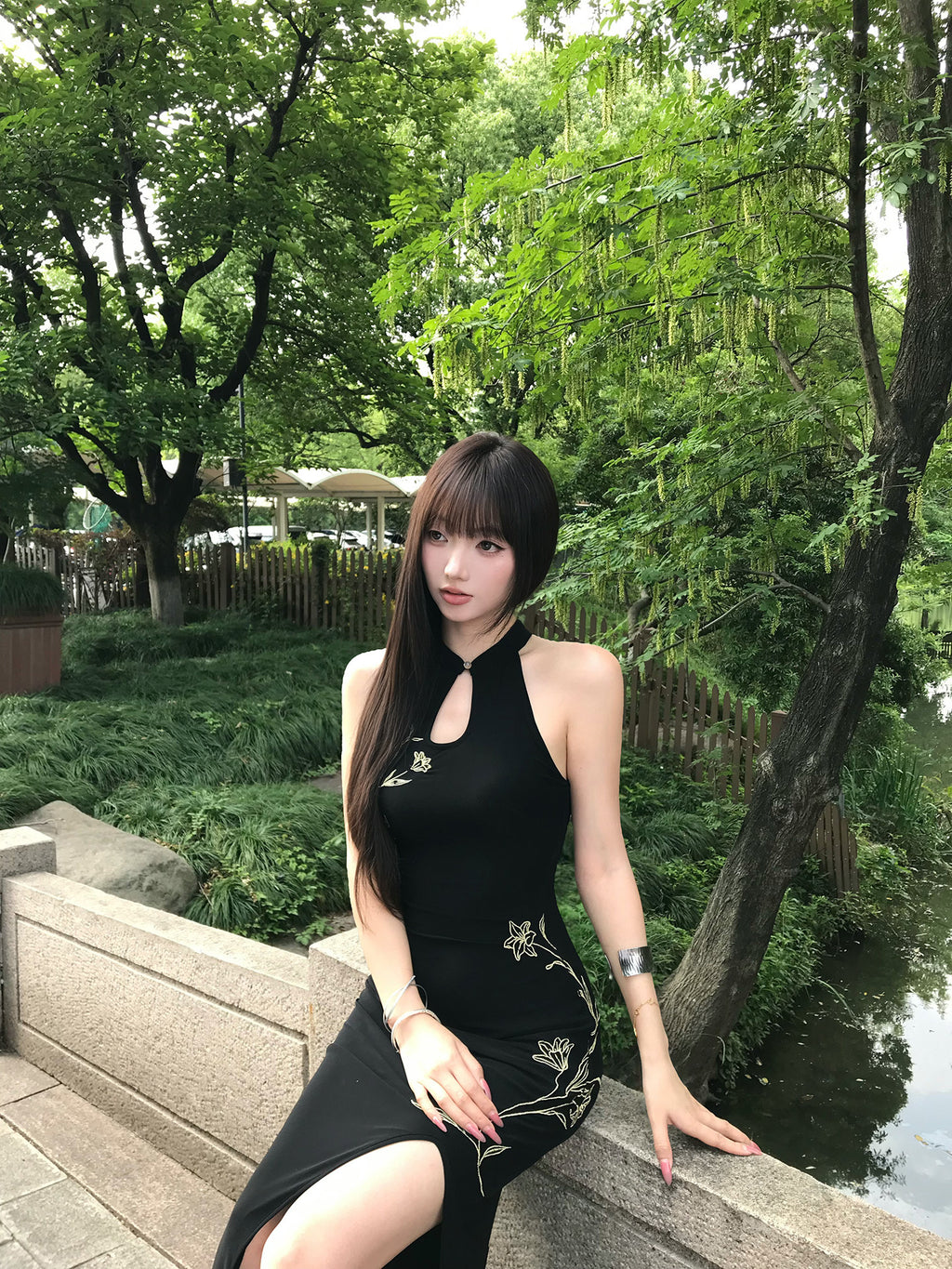 Sleeveless slim-fit slit bodycon dress