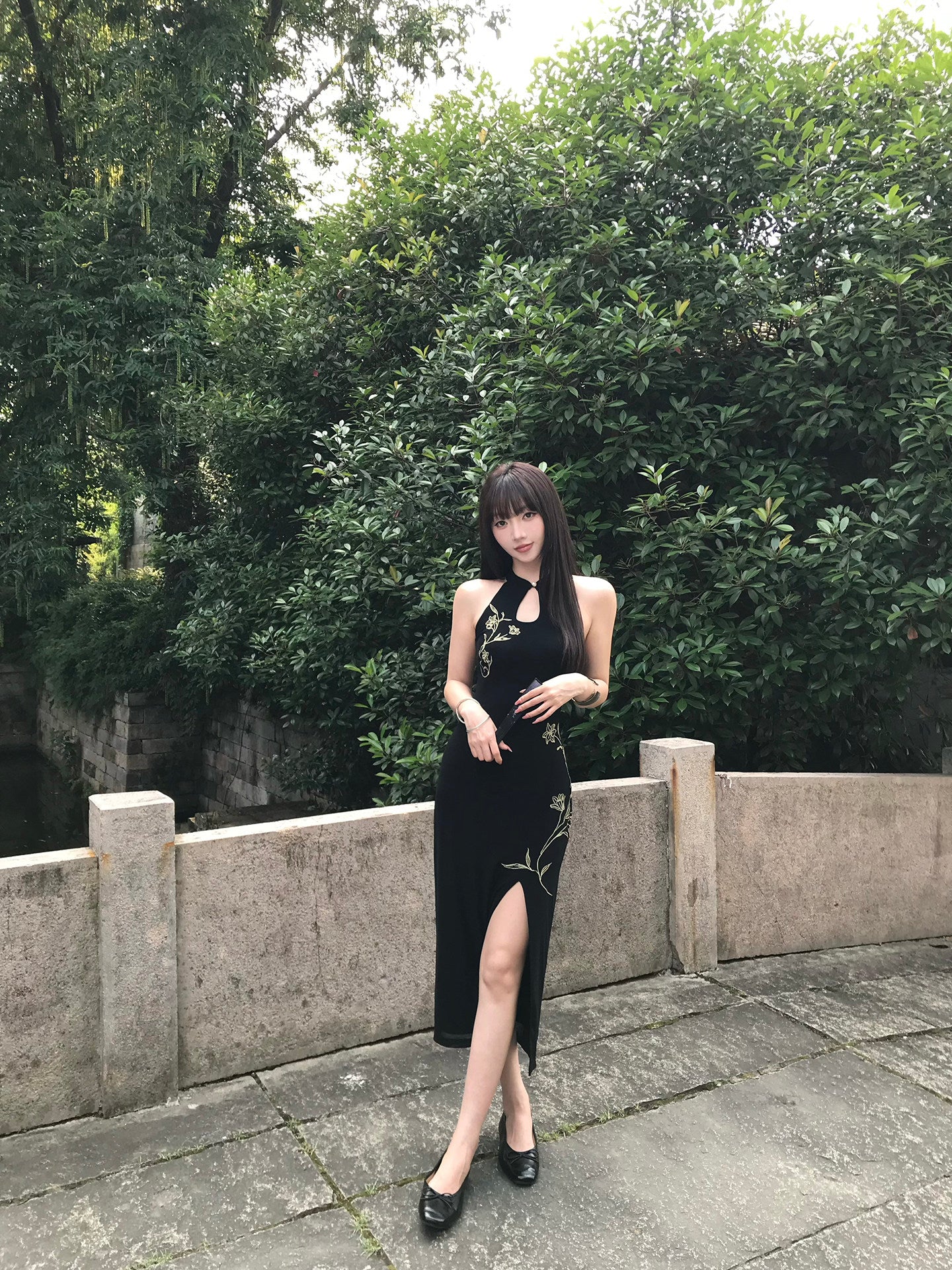 Sleeveless slim-fit slit bodycon dress