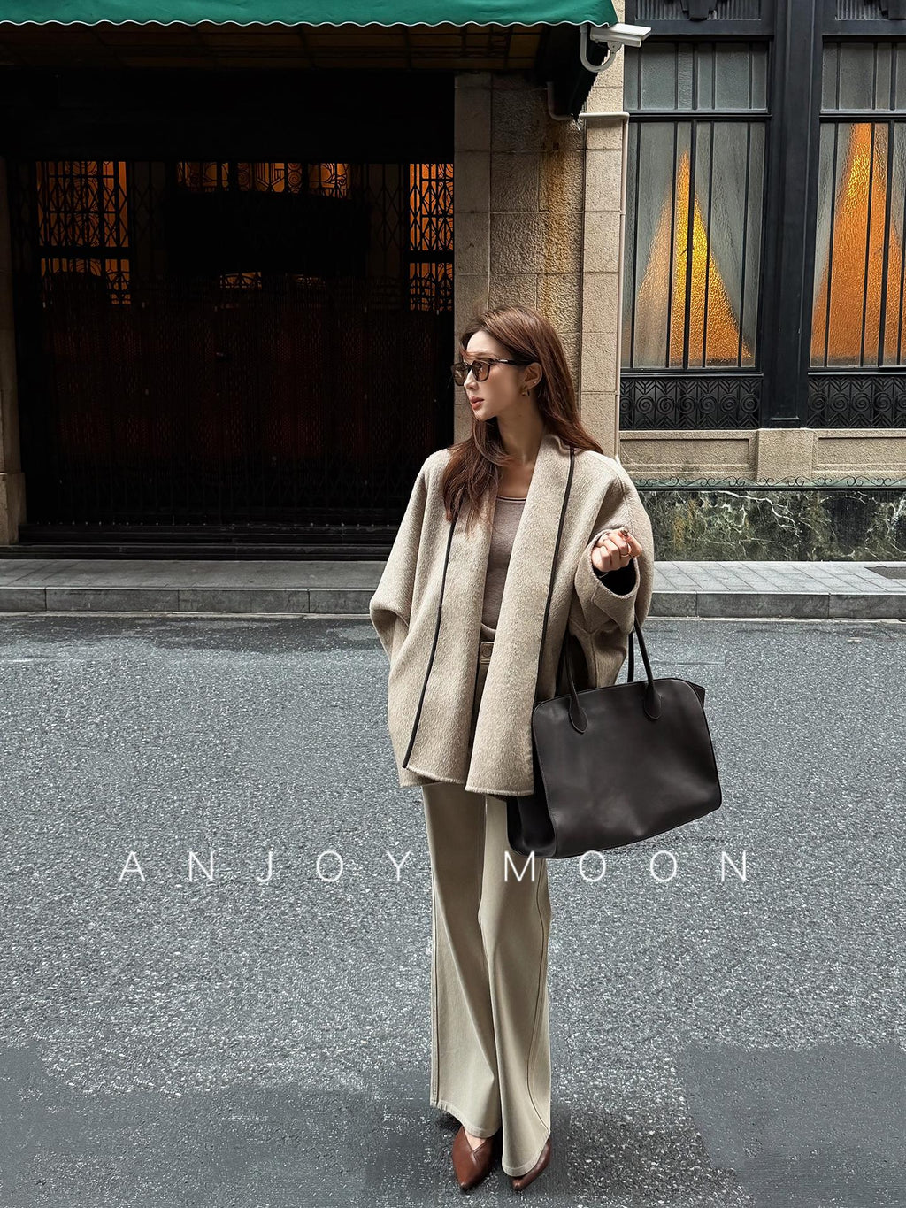 Women's Relaxed-Fit Wool Coat with a Short, Oversized Silhouette