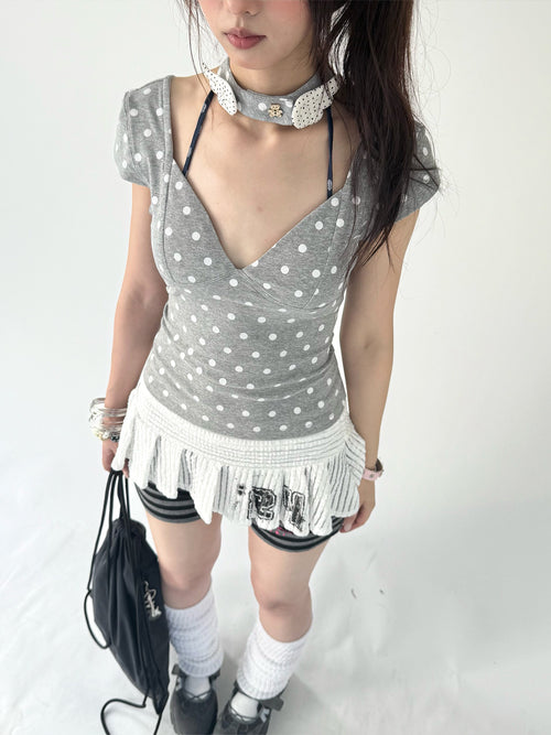 A short-sleeved T-shirt paired with a choker.