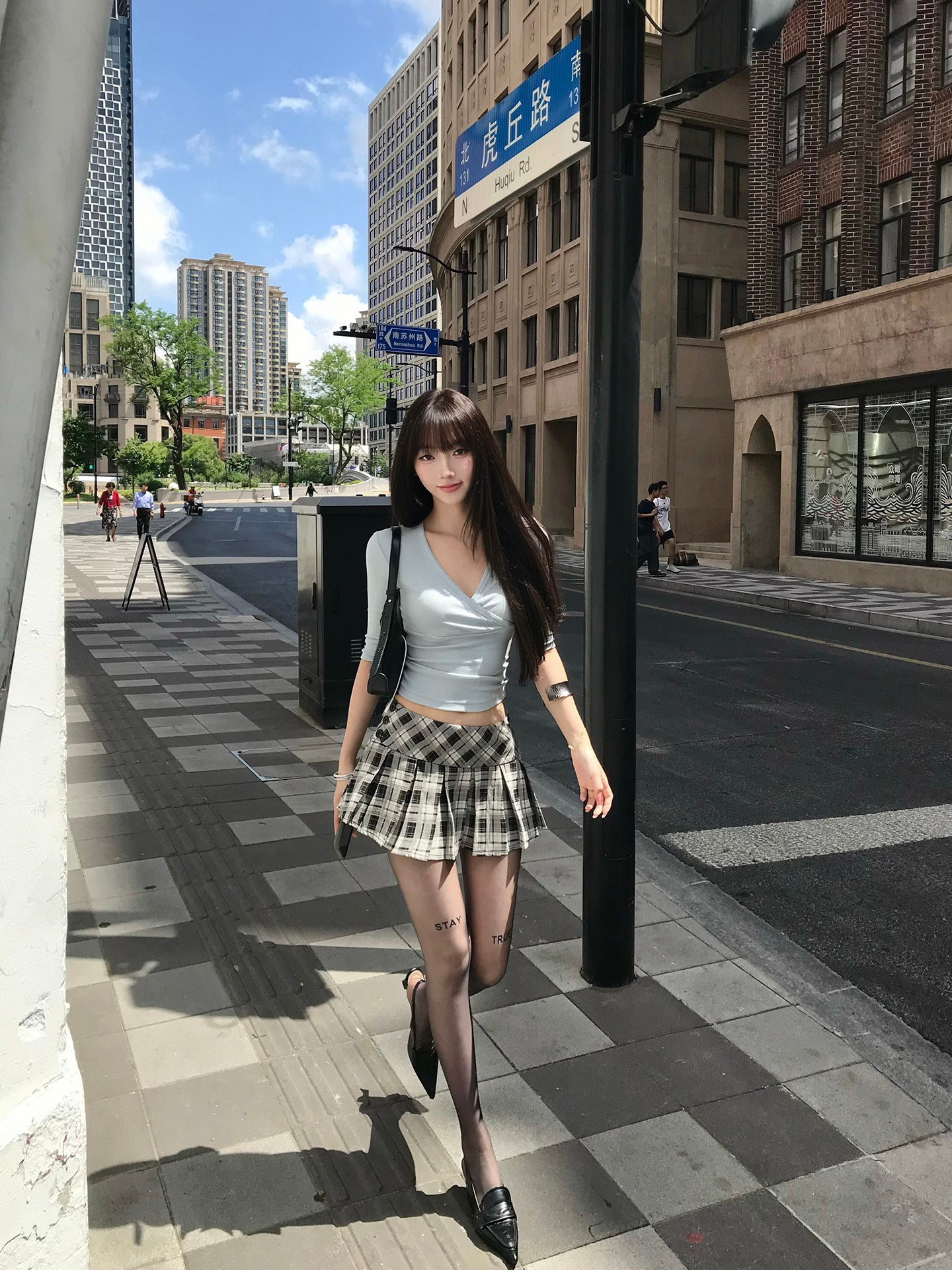 Blue V-neck slim-fitting short top