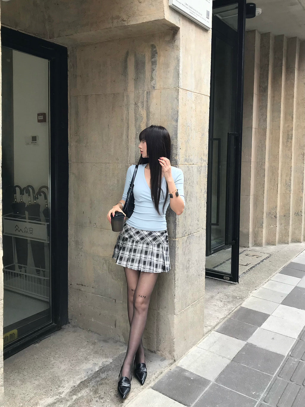Blue V-neck slim-fitting short top