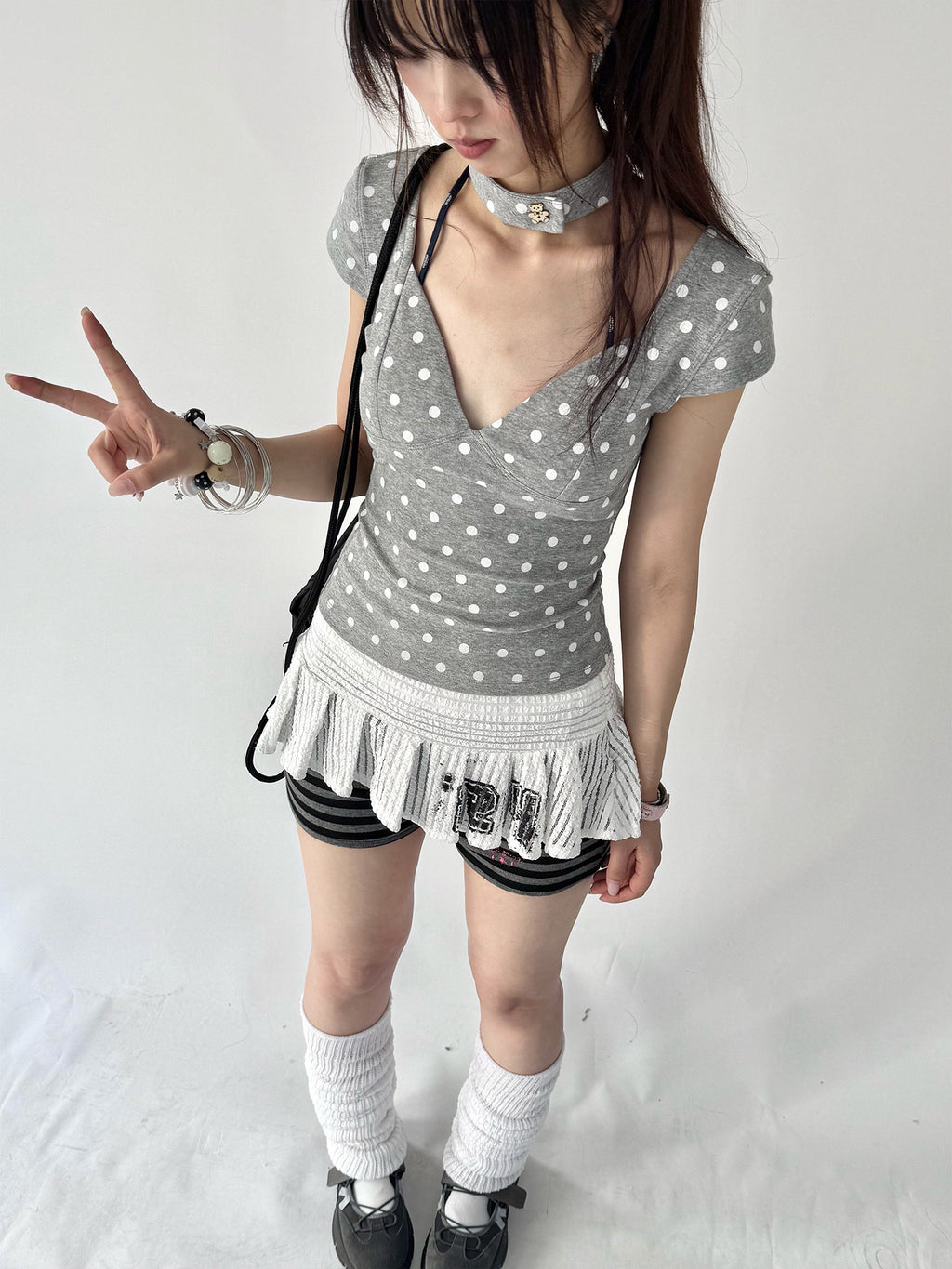 A short-sleeved T-shirt paired with a choker.