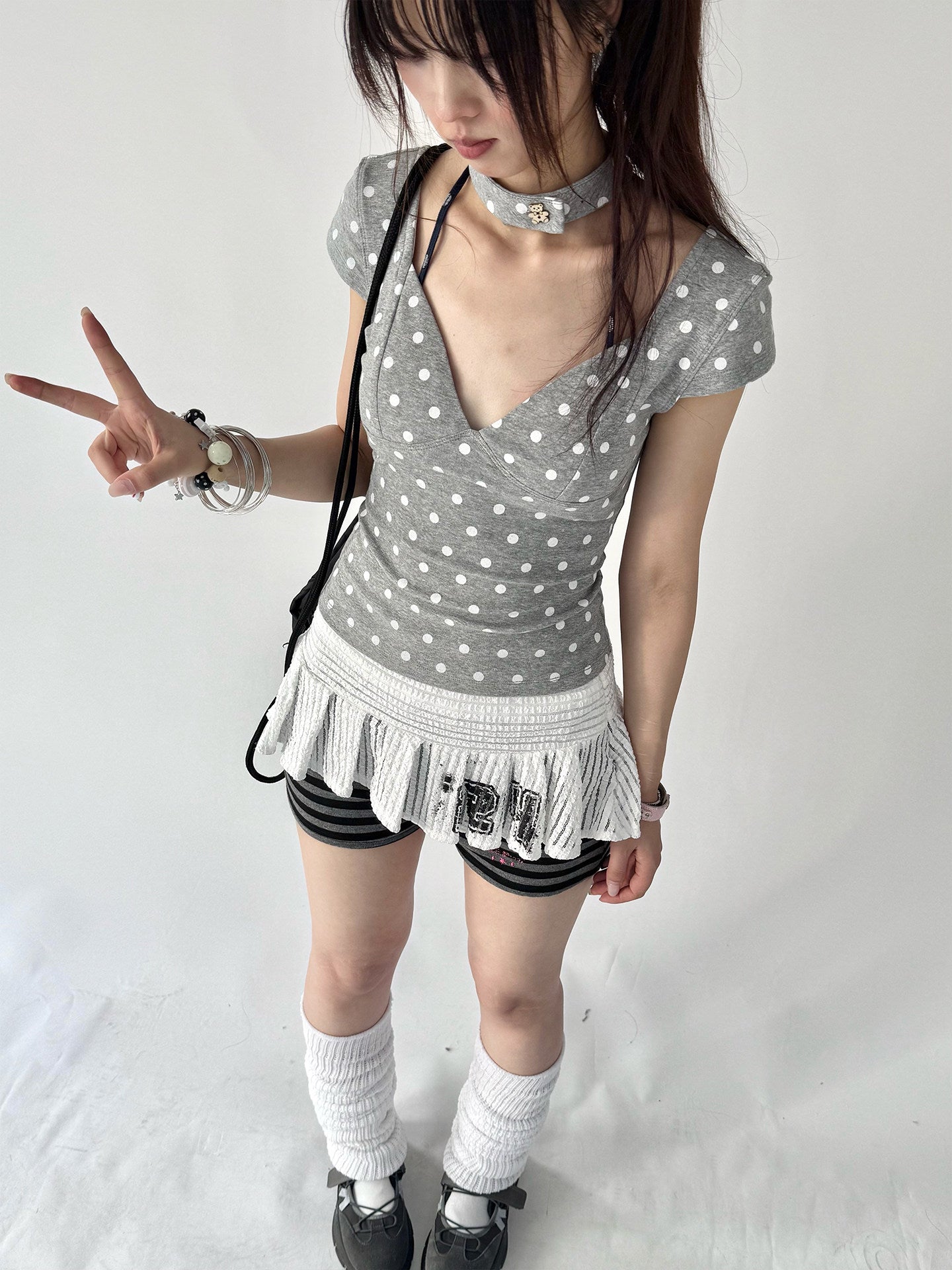 A short-sleeved T-shirt paired with a choker.