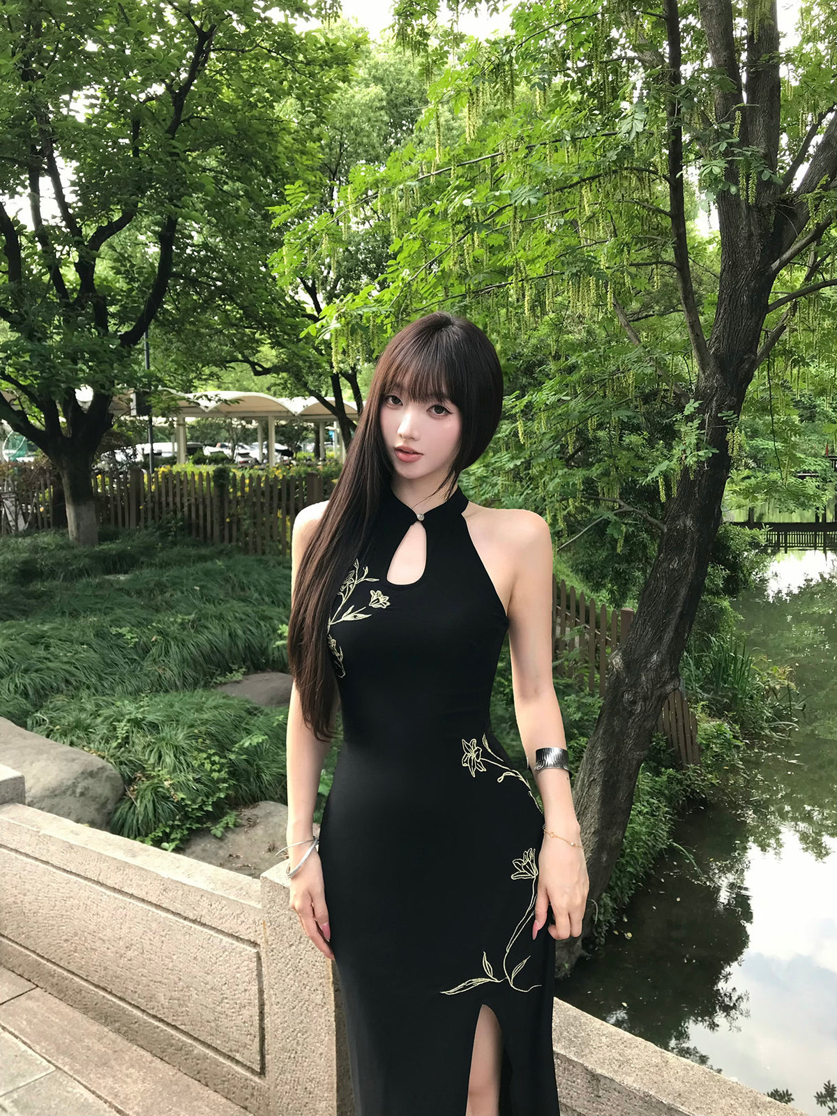 Sleeveless slim-fit slit bodycon dress