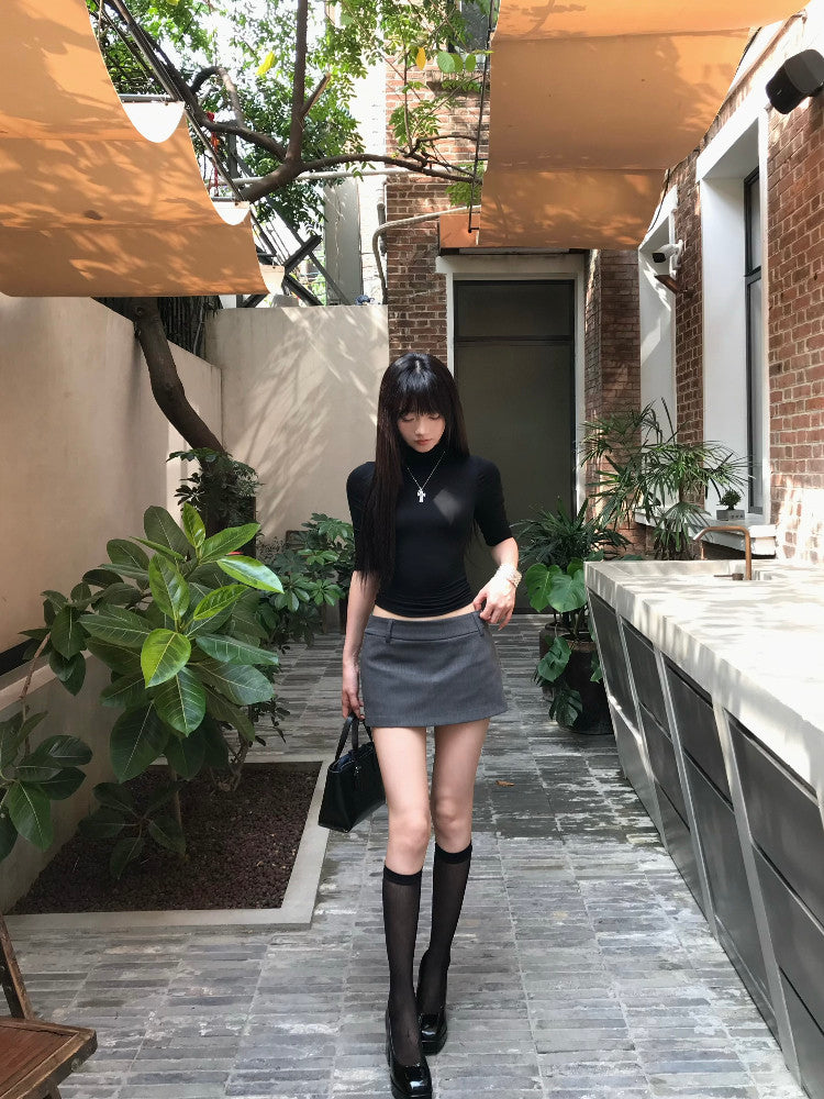 Black short-sleeve T-shirt