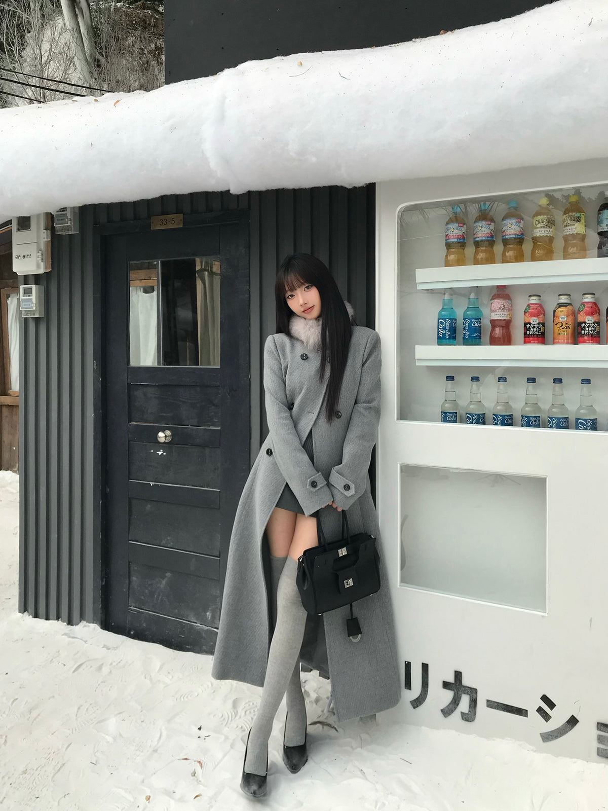 Waist-Defined Wool Coat with Structured Shoulders, Without a Fur Collar Scarf