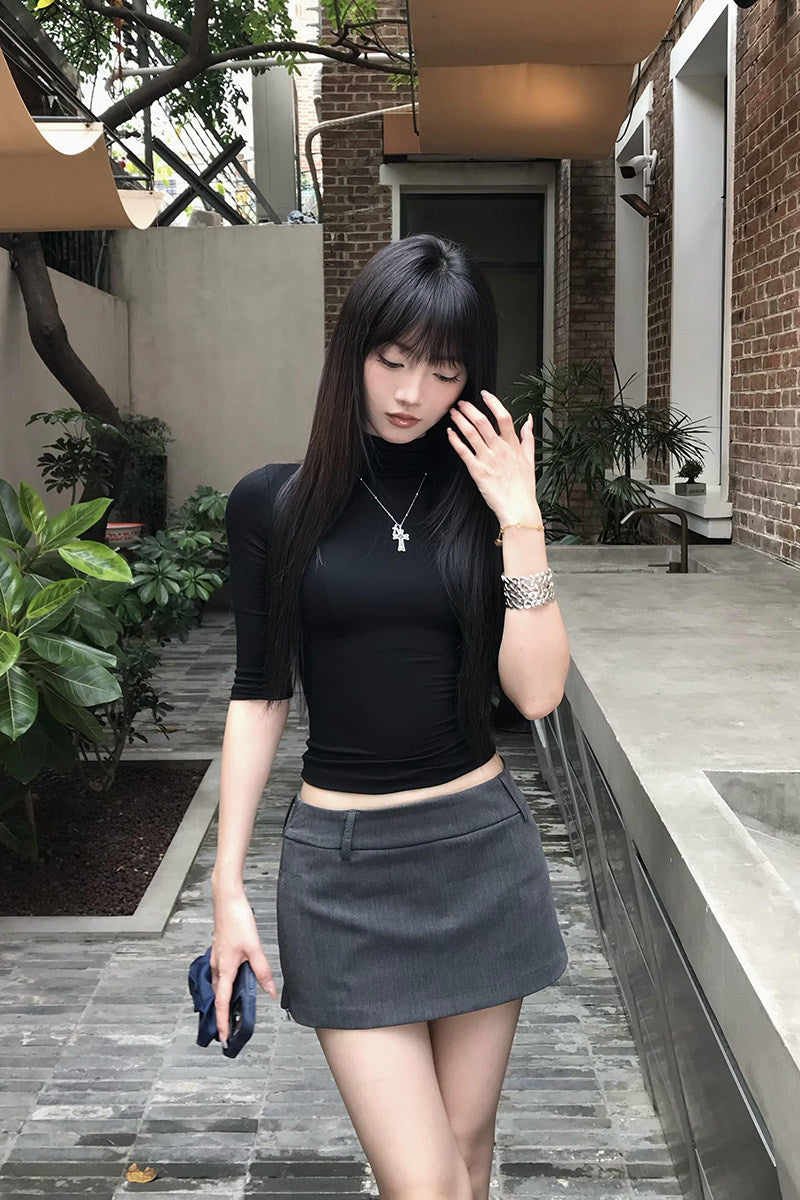 Black mid-sleeve T-shirt