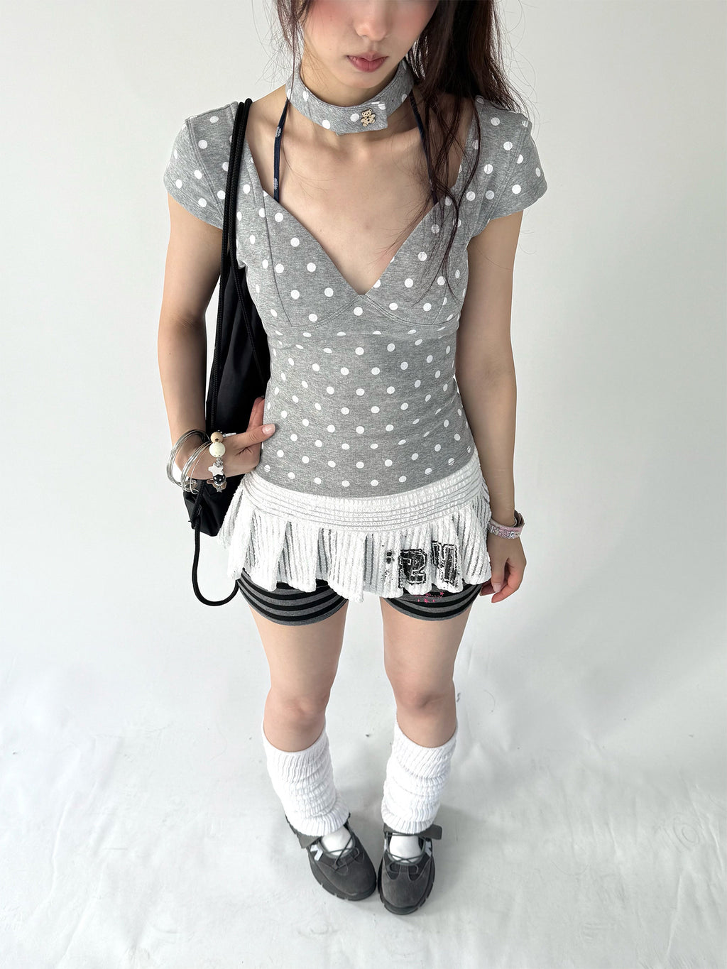 A short-sleeved T-shirt paired with a choker.