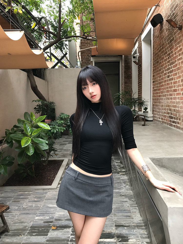 Black short-sleeve T-shirt