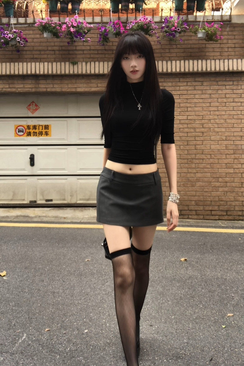 Black short-sleeve T-shirt